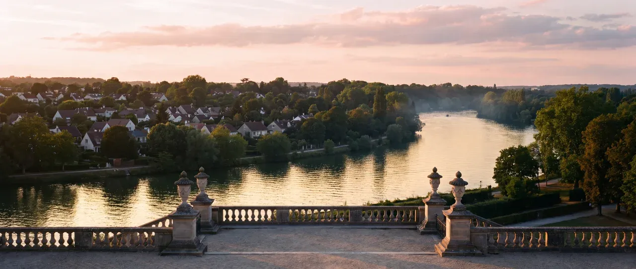 Vue de la boucle de Seine : le fleuve dessine une large courbe entre les coteaux boisés et les toitures des communes riveraines.